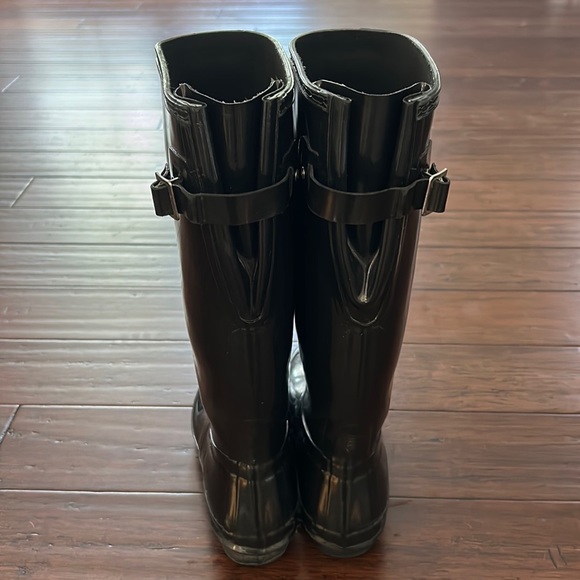 Size 9 Tall Gloss Hunter Rain Boots - Picture 2 of 3